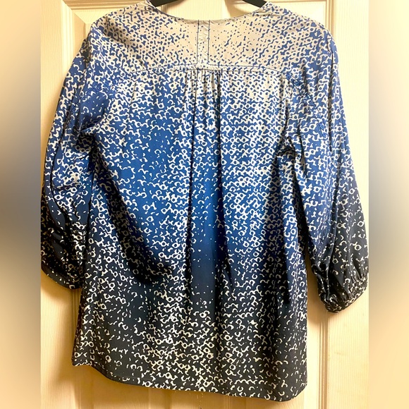 Diane Von Furtstenberg 100% Silk Blue/Black Blouse Size 6 - Picture 2 of 6